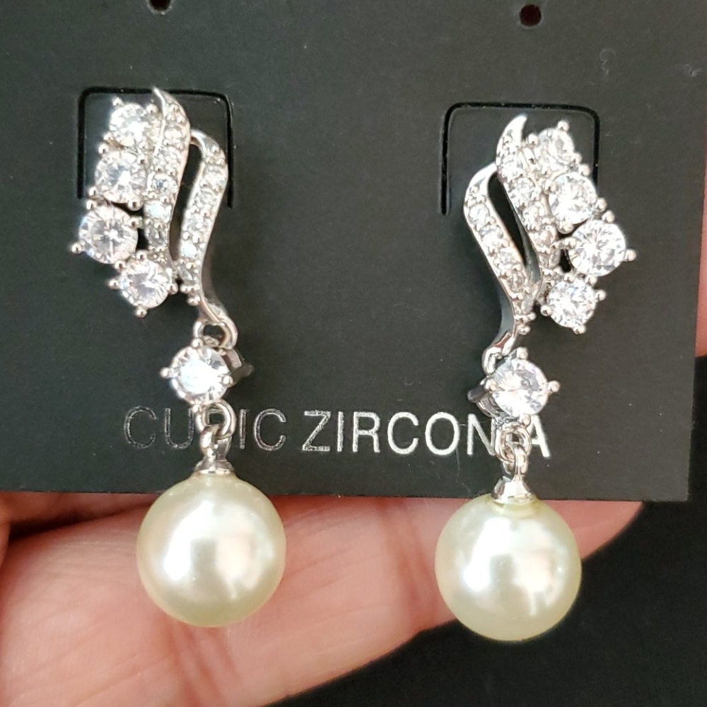 Tear drop style earrings with pearl